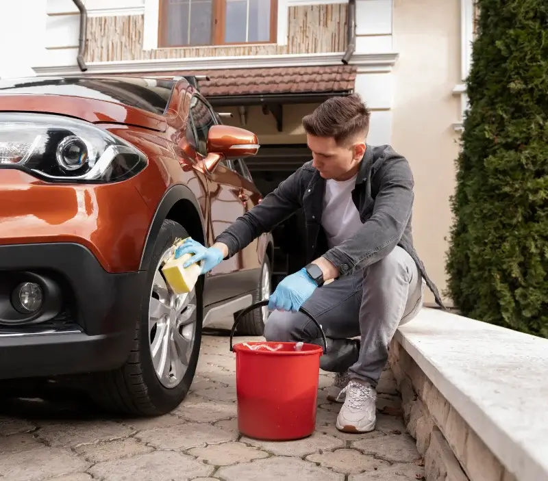 Lavage auto à domicile La Meilleraie-Tillay : professionnel intervenant sur un véhicule